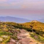 widok w stronę Gówniaka na czerwonym szlaku schodząc z Babiej Góry, wieczór - tuż przed zachodem słońca