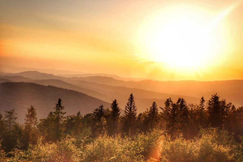 Krajobraz górski o zachodzie słońca w Beskidach - szczyt Sucha Góra