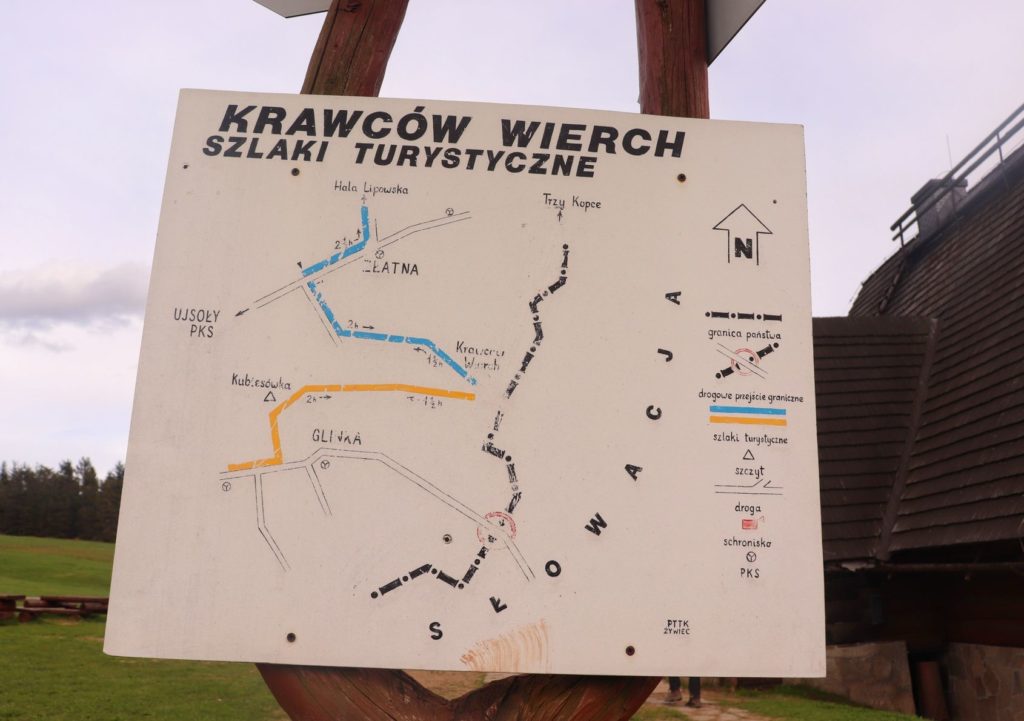 Krawców Wierch - opis szlaków turystycznych - tablica wisząca przy budynku Bacówki na Krawcowym Wierchu