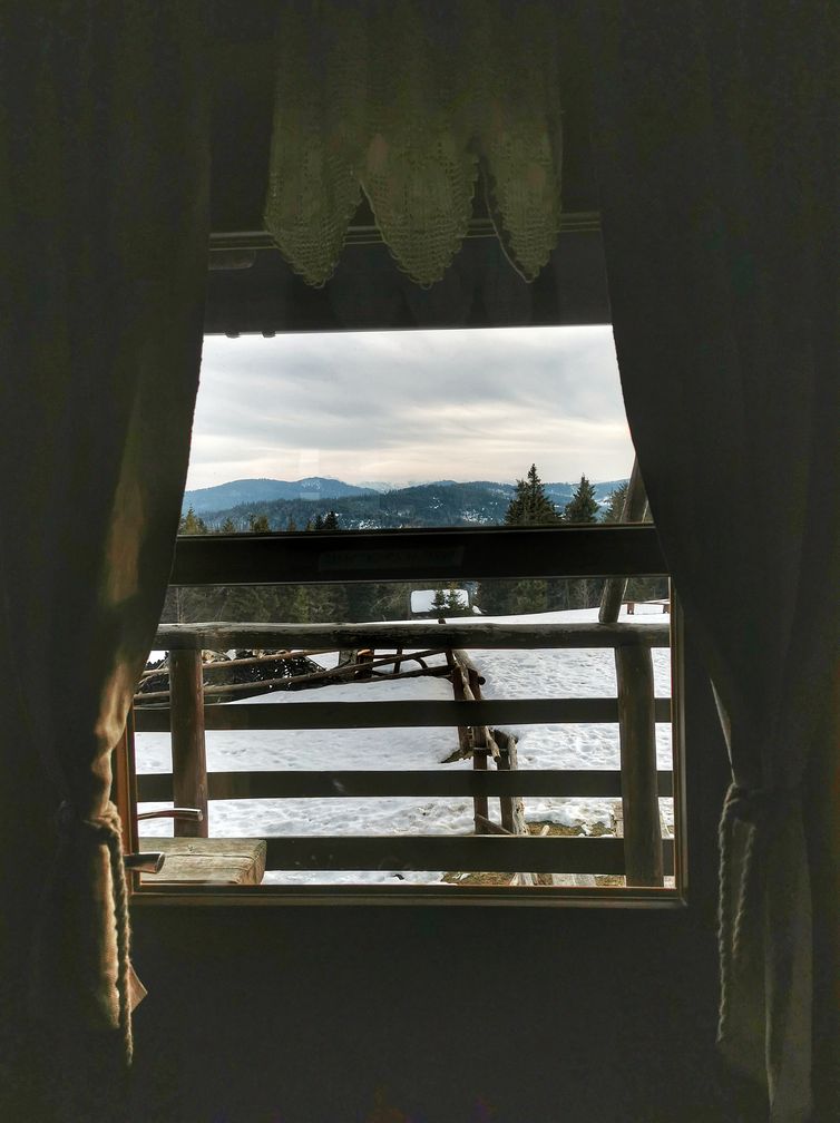 Krawców Wierch schronisko - zimowy widok z okna