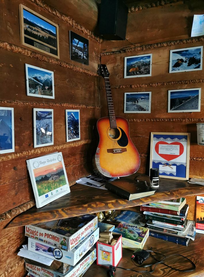 Kącik z książkami, gitarą w Bacówce na Krawcowym Wierchu