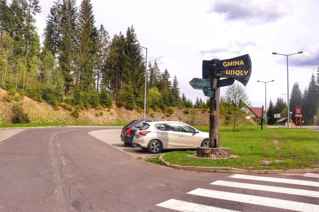 Przełęcz Glinka parking (Gmina Ujsoły) przy niebieskim szlaku na Krawców Wierch