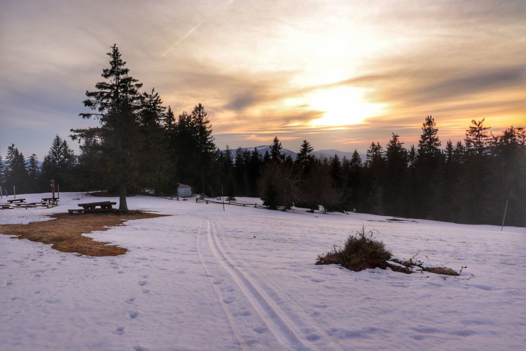 Szeroka zaśnieżona polana - Krawców Wierch o zachodzie słońca