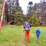 Turysta z dzieckiem na żółtym szlaku idącym na szczyt Krawców Wierch