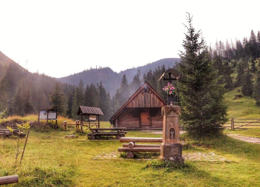 Drewniana chatka, ołtarzyk, Dolina Chochołowska, poranek
