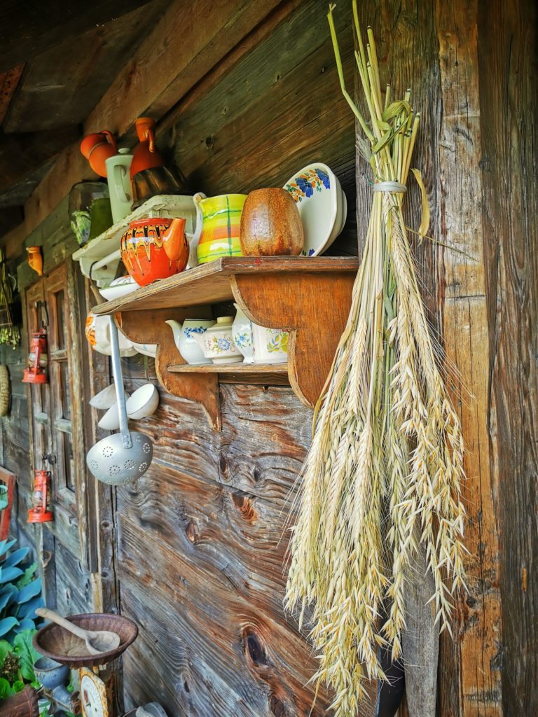 Drewniany dom w OGRODZIE WIEJSKIM w OGrodach Kapias, akcesoria - łyżki, misy gliniane, łyżki drewniane