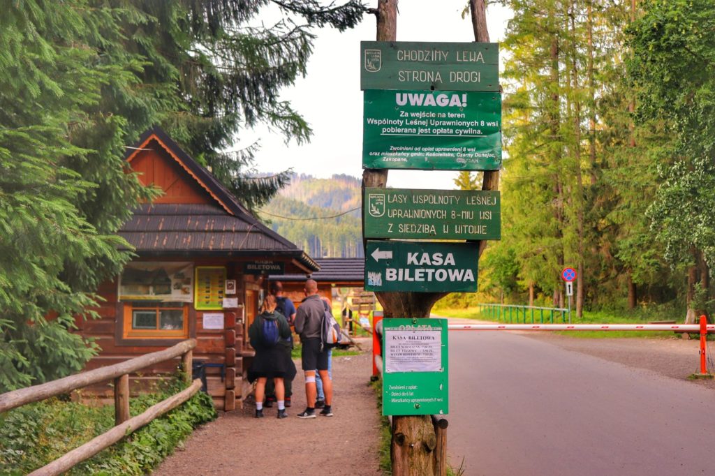 Kasa Tatrzańskiego Parku Narodowego - Siwa Polana Witów, szlaban, turyści, zielone tablice informacyjne