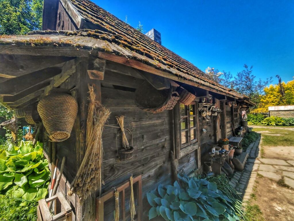 Ogród Wiejski - Ogrody Kapias w Goczałkowicach, drewniana chata