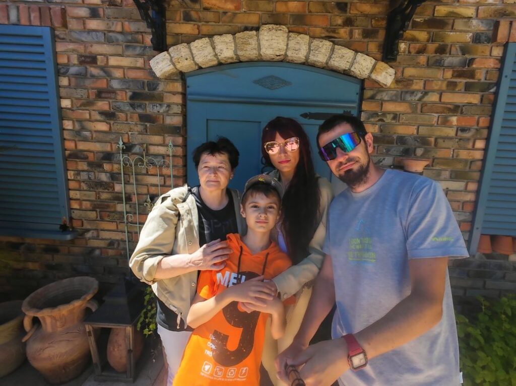 Szczęśliwa rodzina zwiedzająca Ogrody Kapias w Goczałkowicach-Zdrój