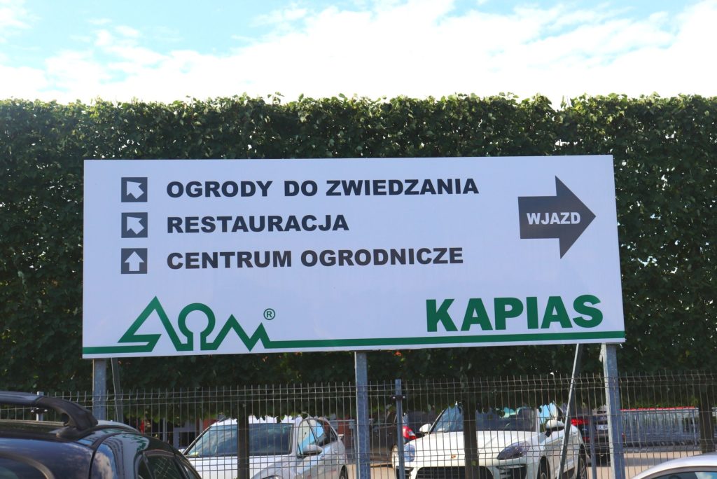 Tablica na parkingu przy centrym ogrodniczym Kapias w Goczałkowicach, parking