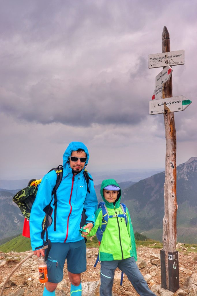 Turysta z dzieckiem na szczycie w Tatrach - Trzydniowiański Wierch