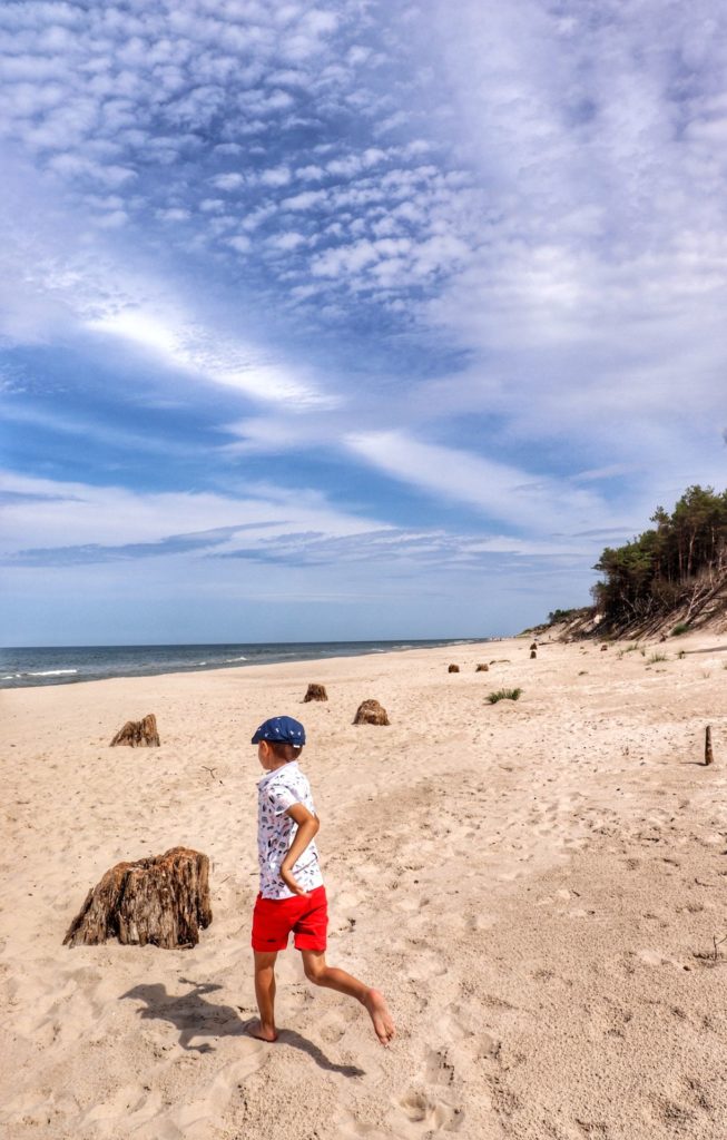 Dziecko biegnące po plaży - Zatopiony Las w Słowińskim Parku Narodowym
