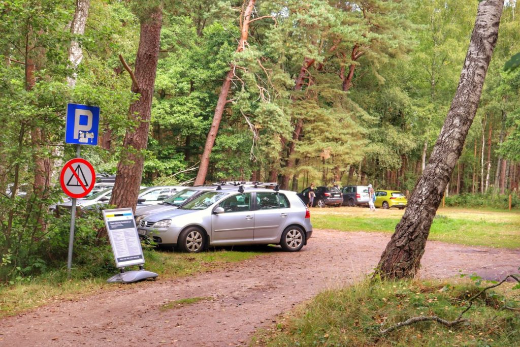 Parking na terenie Słowińskiego Parku Narodowego, wieś Smołdziński Las
