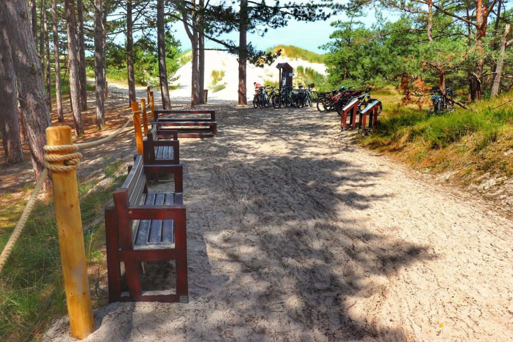 Smołdziński Las, wejście na plażę, drewniane ławki, rowery