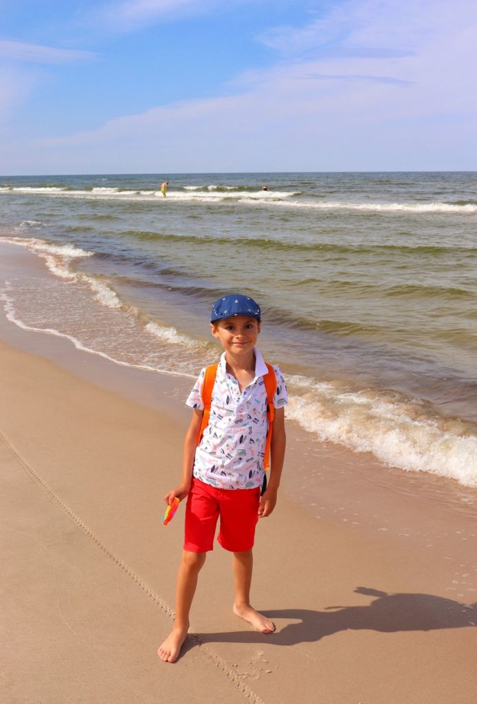 Szczęśliwe dziecko na tle Morza Bałtyckiego