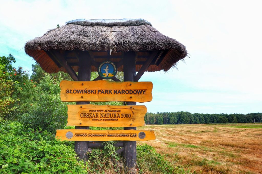 Tablica informująca o terenie Słowińskiego Parku Narodowego, wieś Smołdziński Las