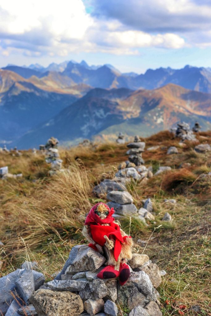 Baba-jaga w czerwonej sukience na szczycie Krzesanica, w tle tatrzańskie szczyty