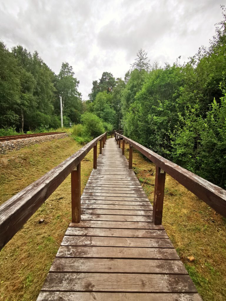 Drewniany podest idący wzdłuż torów - stacja Ustka Uroczysko