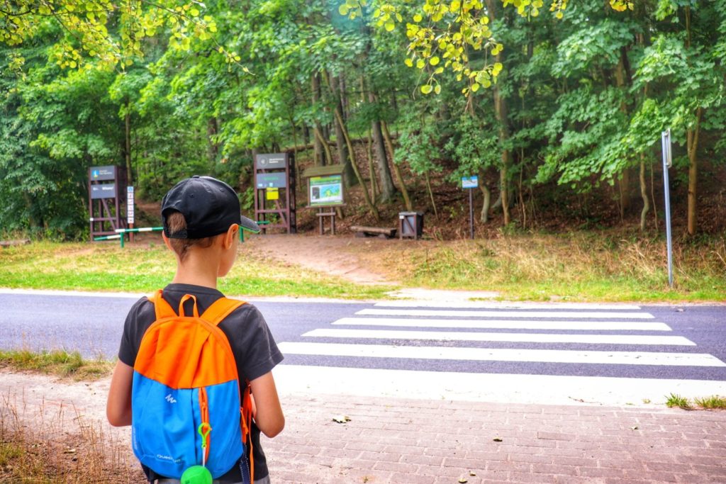 Dziecko, przejście dla pieszych, początek szlaku w Słowińskim Parku Narodowym na Rowokół
