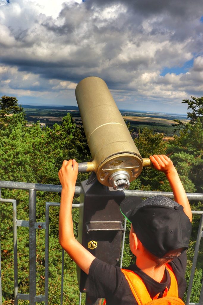 Dziecko, teleskop na wieży widokowej na Rowokole