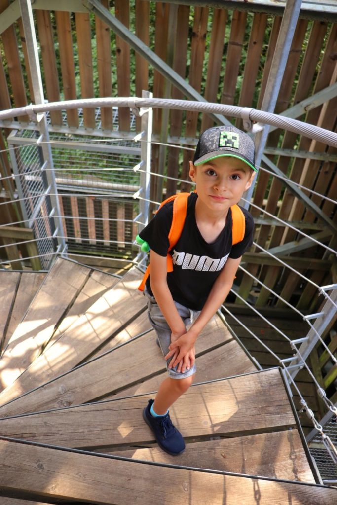 Dziecko wychodzące po drewnianych schodach na wieżę widokową na Rowokole
