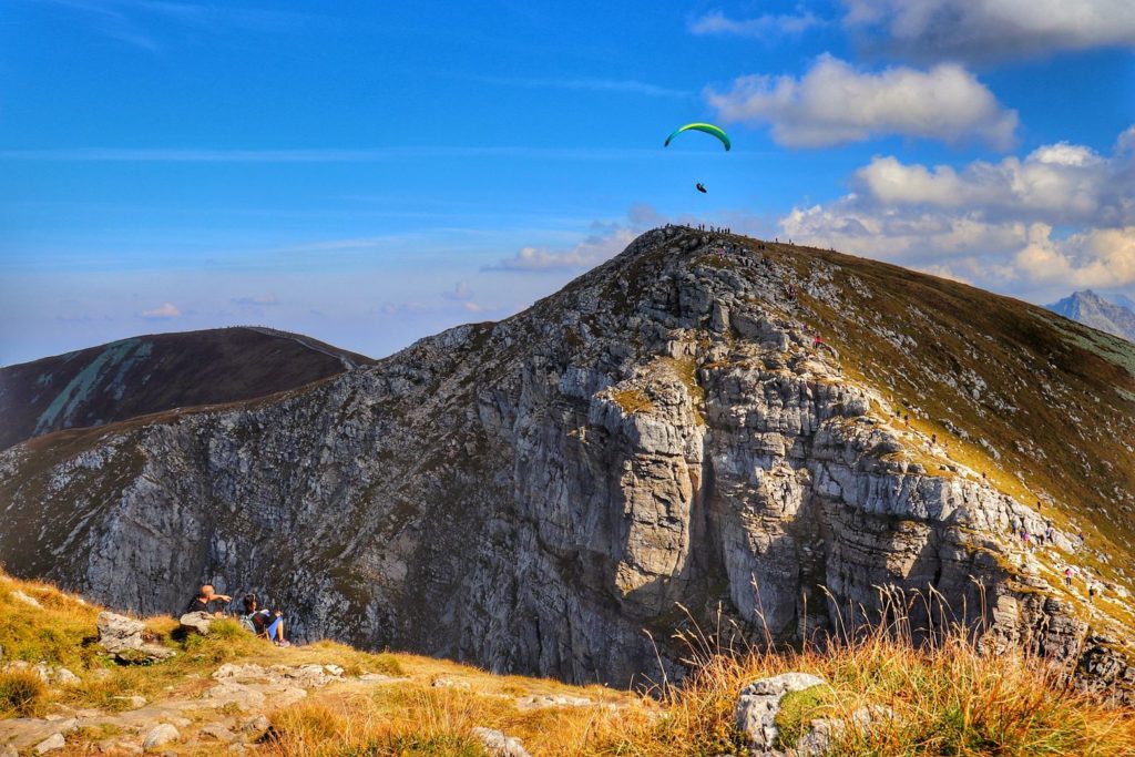 Paralotniarz nad szczytem Krzesanica - widok z Ciemniaka