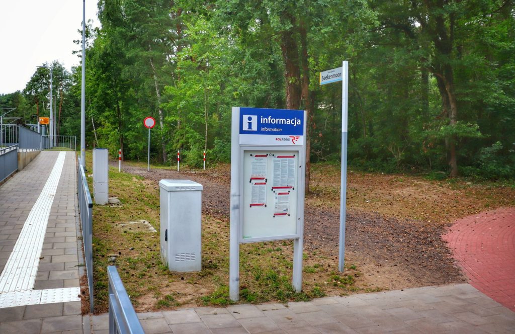 Stacja kolejowa Ustka Uroczysko, tablica wskazująca drogę nad Stawek Upiorów