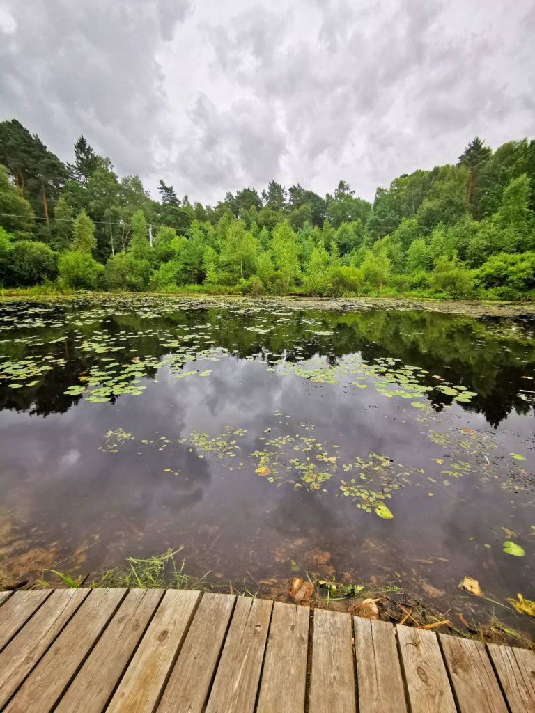 Stawek Upiorów w Ustce (Pomorze), sierpień, zachmurzone niebo, drewniany podest