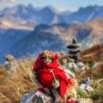 Szczyt w Tatrach Zachodnich - Krzesanica, Baba-jaka siedząca na kamieniach, w tle tatrzańskie szczyty