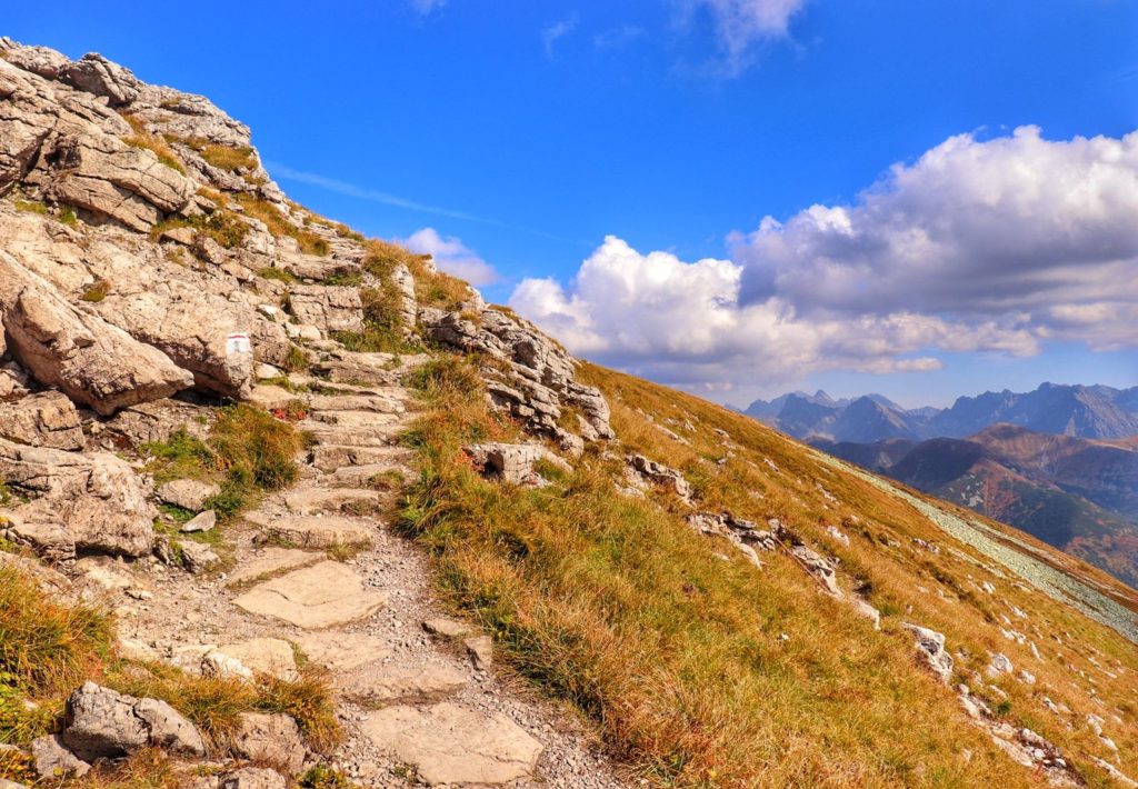 Szlak czerwony na Krzesanicę, skalne schody, tatrzański krajobraz
