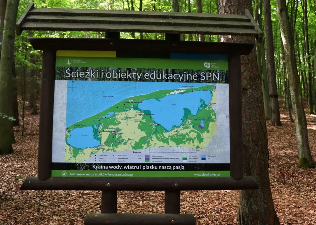 Tablica, mapka - ścieżki i obiekty edukacyjne SPN, niebieski szlak na Rowokół