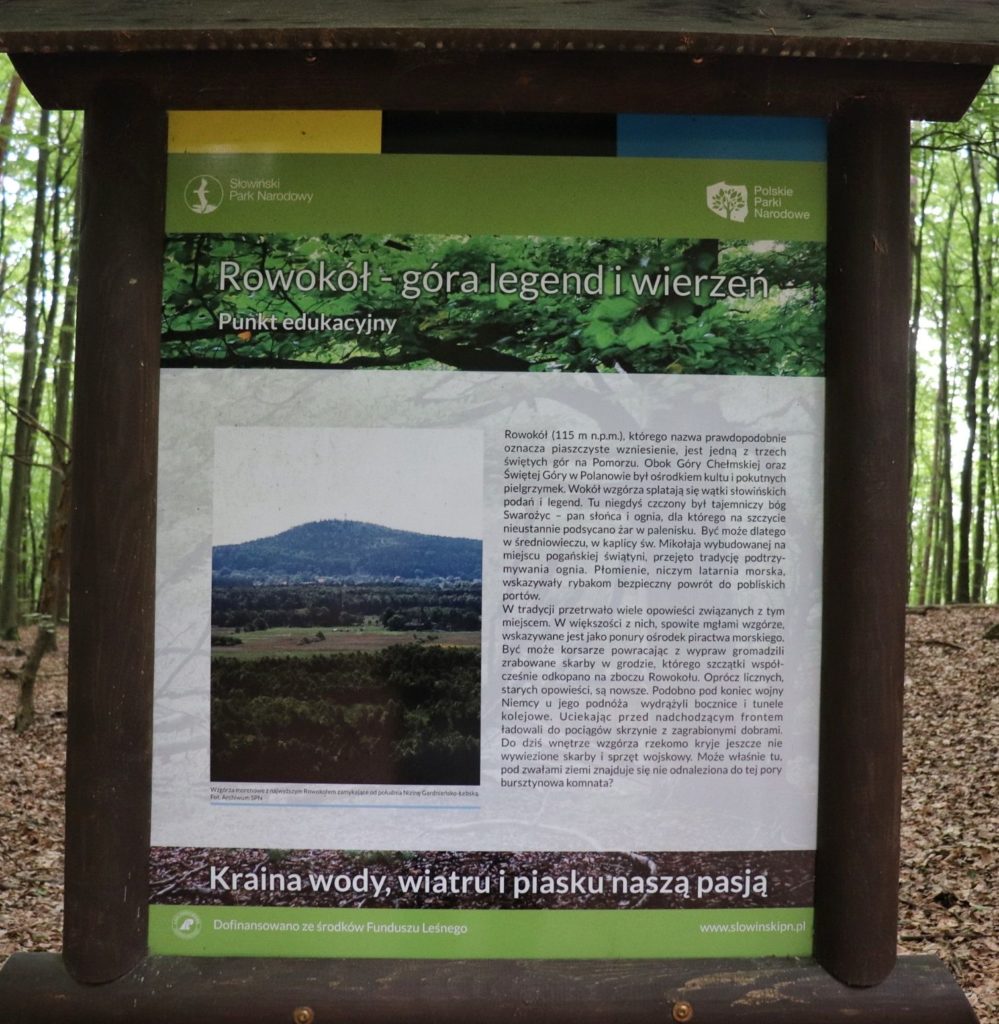 Tablica na niebieskim szlaku na Rowokół - góra legend i wierzeń