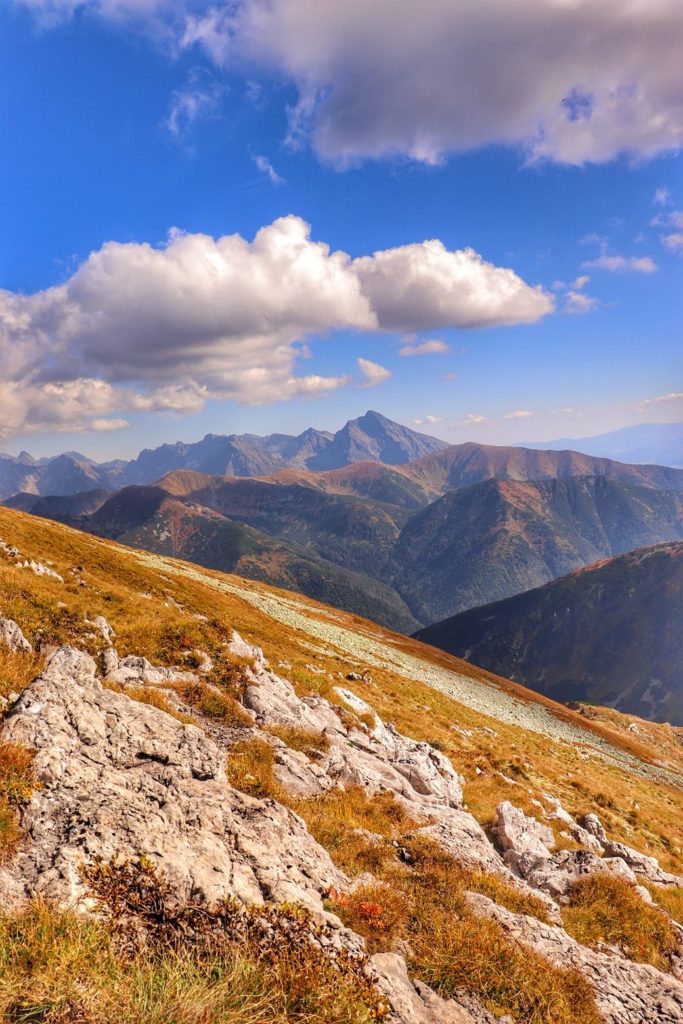 Widok na tatrzańskie szczyty rozciągający się z czerwonego szlaku na Krzesanicę