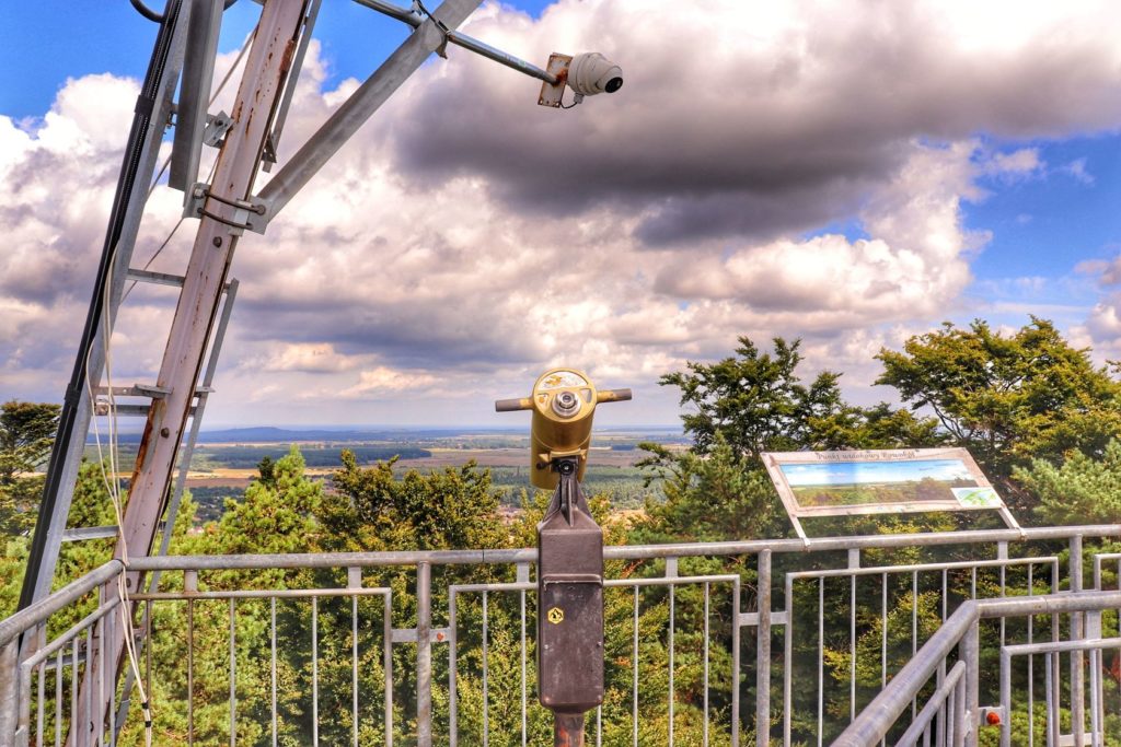 Wieża widokowa na Rowokole - Słowiński Park Narodowy, taras widokowy, teleskop, tablica z panoramą, metalowe barierki, zachmurzone niebo