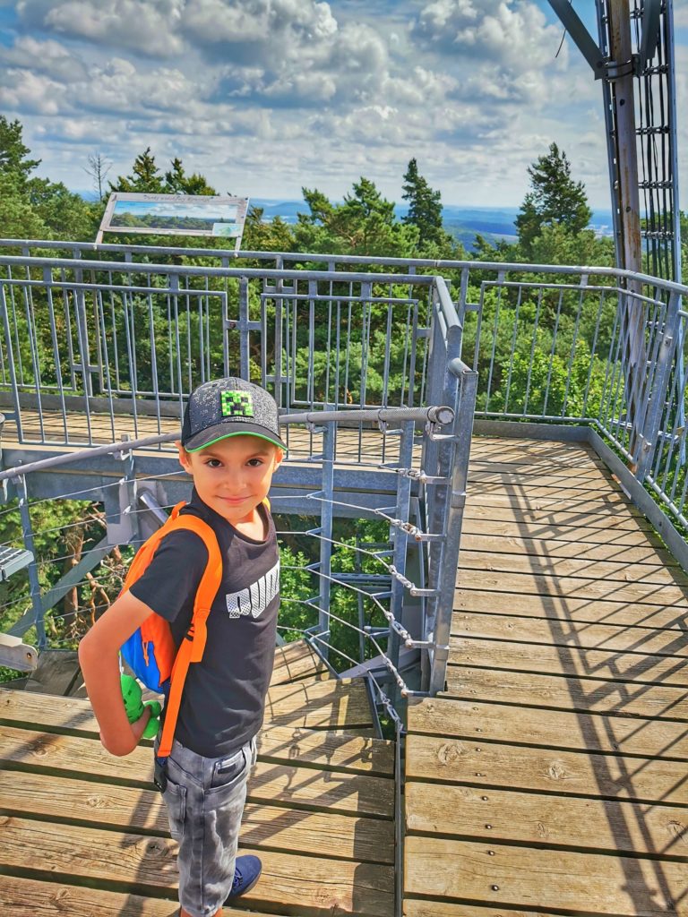 Dziecko wychodzące po schodach na wieżę widokową na Rowokole