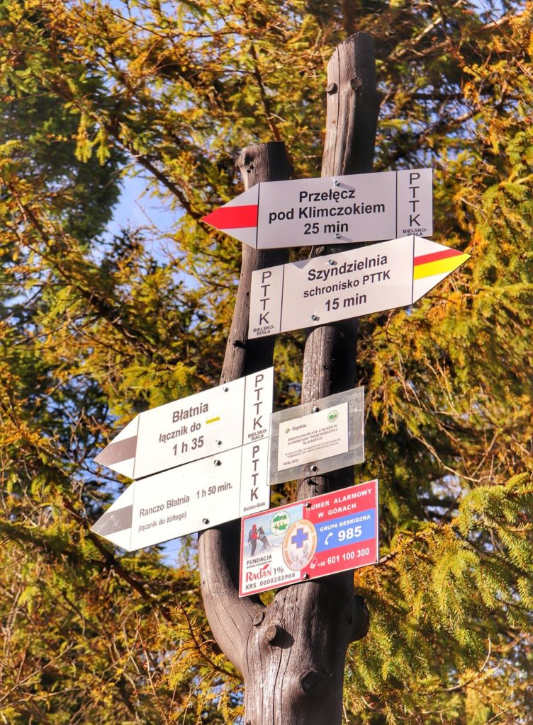 Drogowskazy na czerwonym szlaku na Klimczok - Przełęcz pod Klimczokiem 25 minut