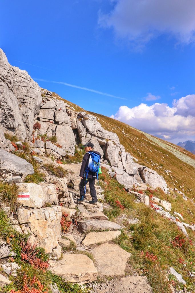 Dziecko, kamienie schody na tatrzańskim szlaku, piękna, jesienna pogoda, niebieski niebo - czerwony szlak na Krzesanicę