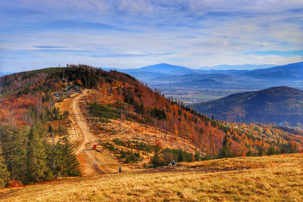 Szczyt Klimczok jesienną porą, widok na Beskid Żywiecki (Babią Górę) oraz Tatry