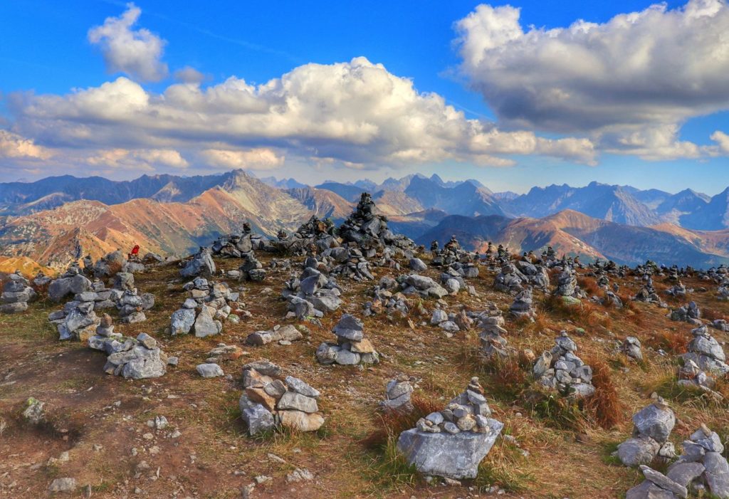 Szczyt w Tatrach Zachodnich - Krzesanica - Czerwone Wierchy, kamienne kopczyki, widok na jesienne tatrzańskie szczyty