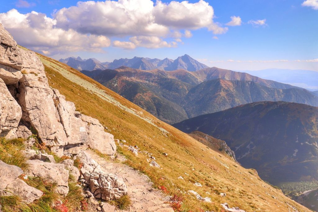 Widok na jesienne tatrzańskie szczyty z czerwonego szlaku na Krzesanicę