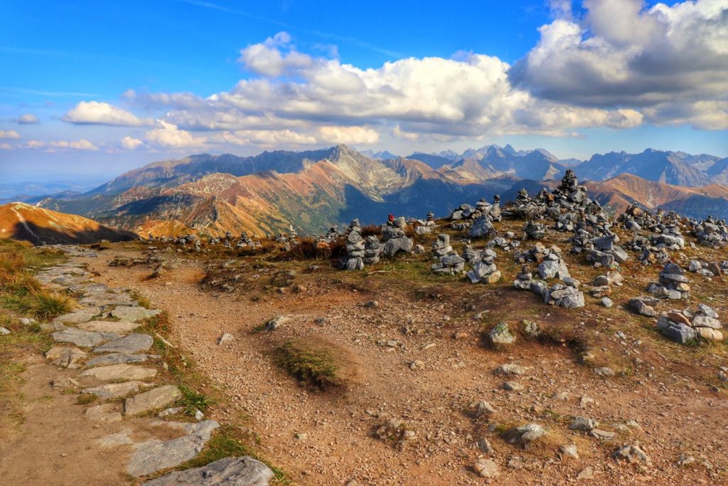 Widok w stronę szczytu Małołączniak z Krzesanicy, jesienne barwy, kamienne kopczyki