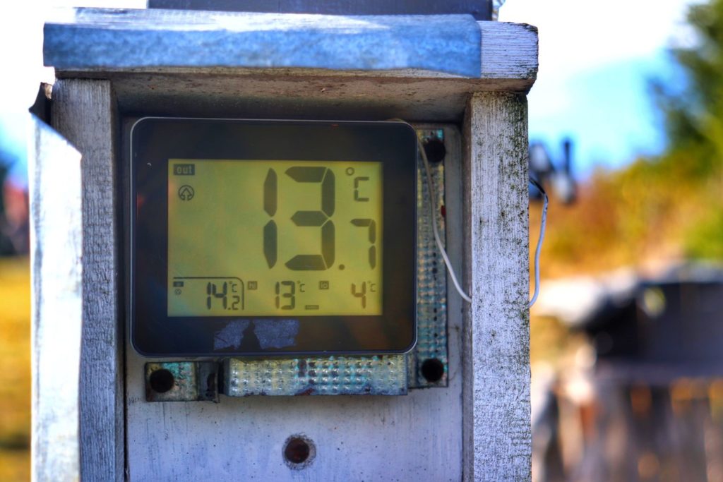 Wyświetlacz wskazujący temperaturę 13.7 stopni Celsjusza na Klimczoku w Beskidzie Śląskim