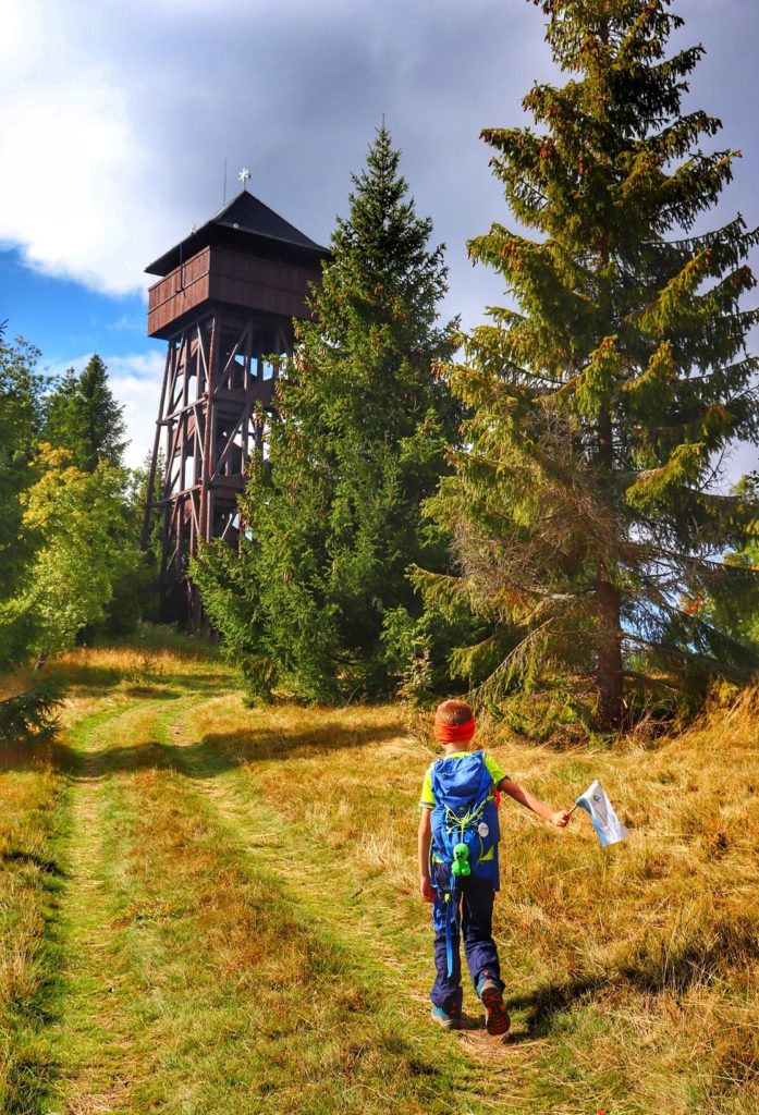 Dziecko idące w stronę 27 metrowej drewnianej wieży widokowej na Magurkach (Gorce)