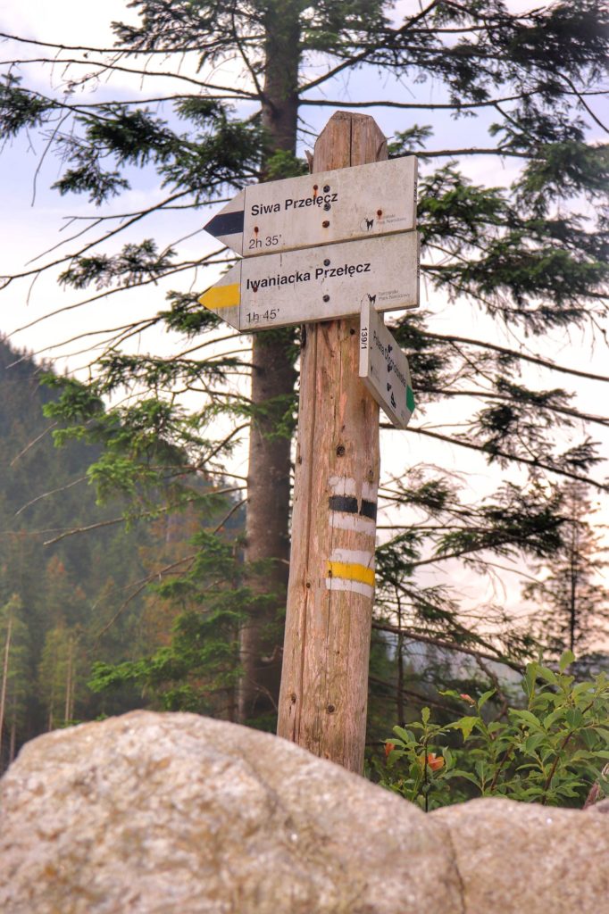 Dolina Chochołowska - drogowskaz - czarny   i  żółty szlak  odbija w lewo na  Iwanicką Przełęcz