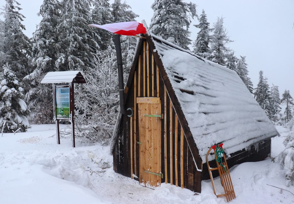 Drewniana chatka na Jałowcu w Beskidach - zima