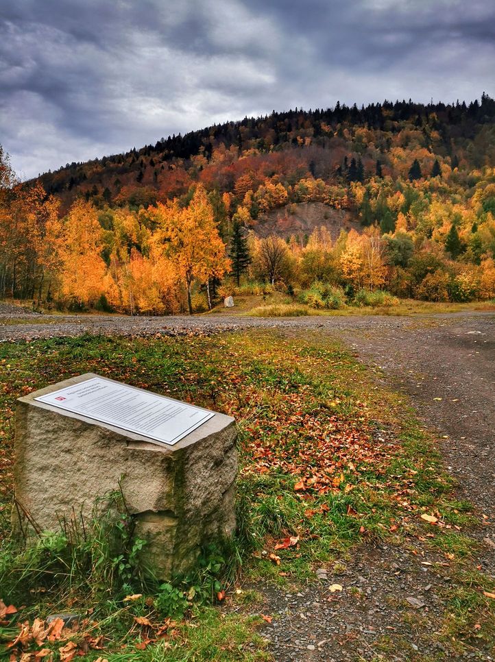 Głaz z regulaminem – Kamieniołom w Kozach, jesień