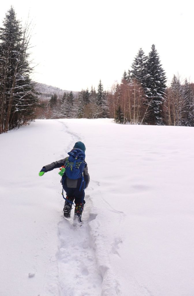 Dziecko biegnące po śniegu, polana w Stryszawie