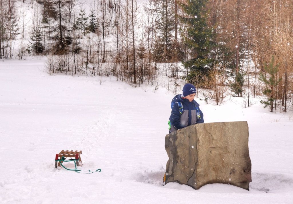 Dziecko czytające tablicę informacyjną - zima, Kamieniołom Kozy