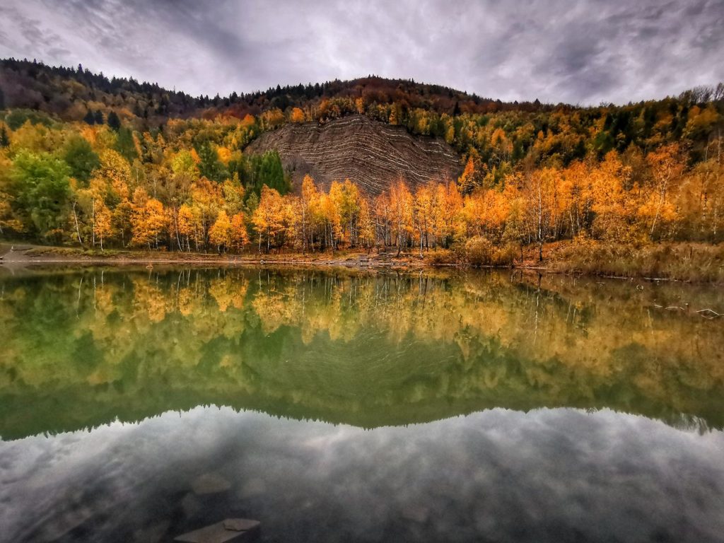 Jesień - Kamieniołom w Kozach w Beskidzie Małym, jesienne drzewa odbijające się w tafli stawu