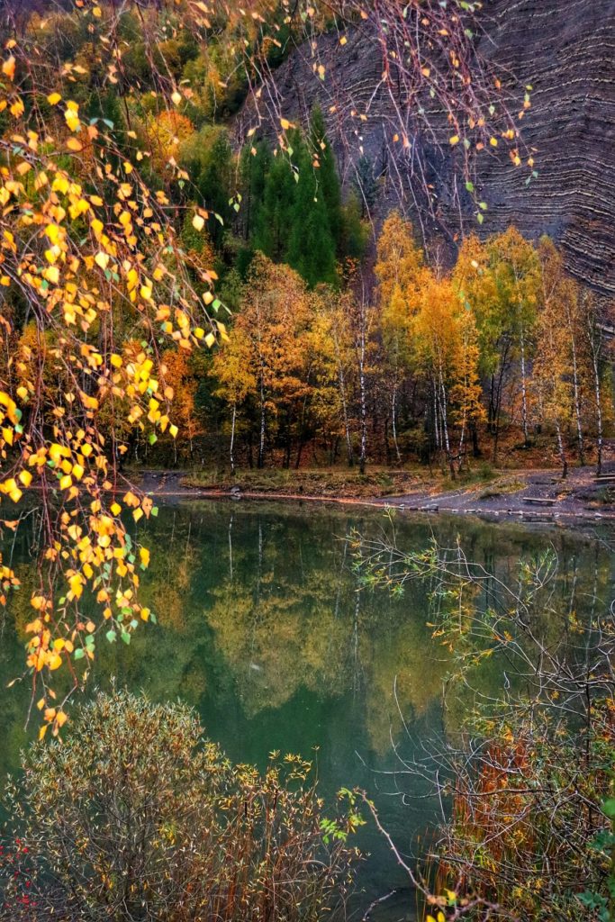 esień w Beskidzie Małym, jesienny Kamieniołom w Kozach, staw, kolorowe liście
